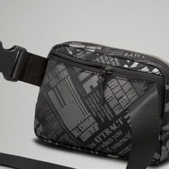 * NWT Lululemon Everywhere Belt Bag 1L *Manifesto Print - Black/Silver - Picture 4 of 10